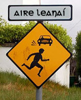 señal trafico precaucion irlandes Gaeltacht irlanda